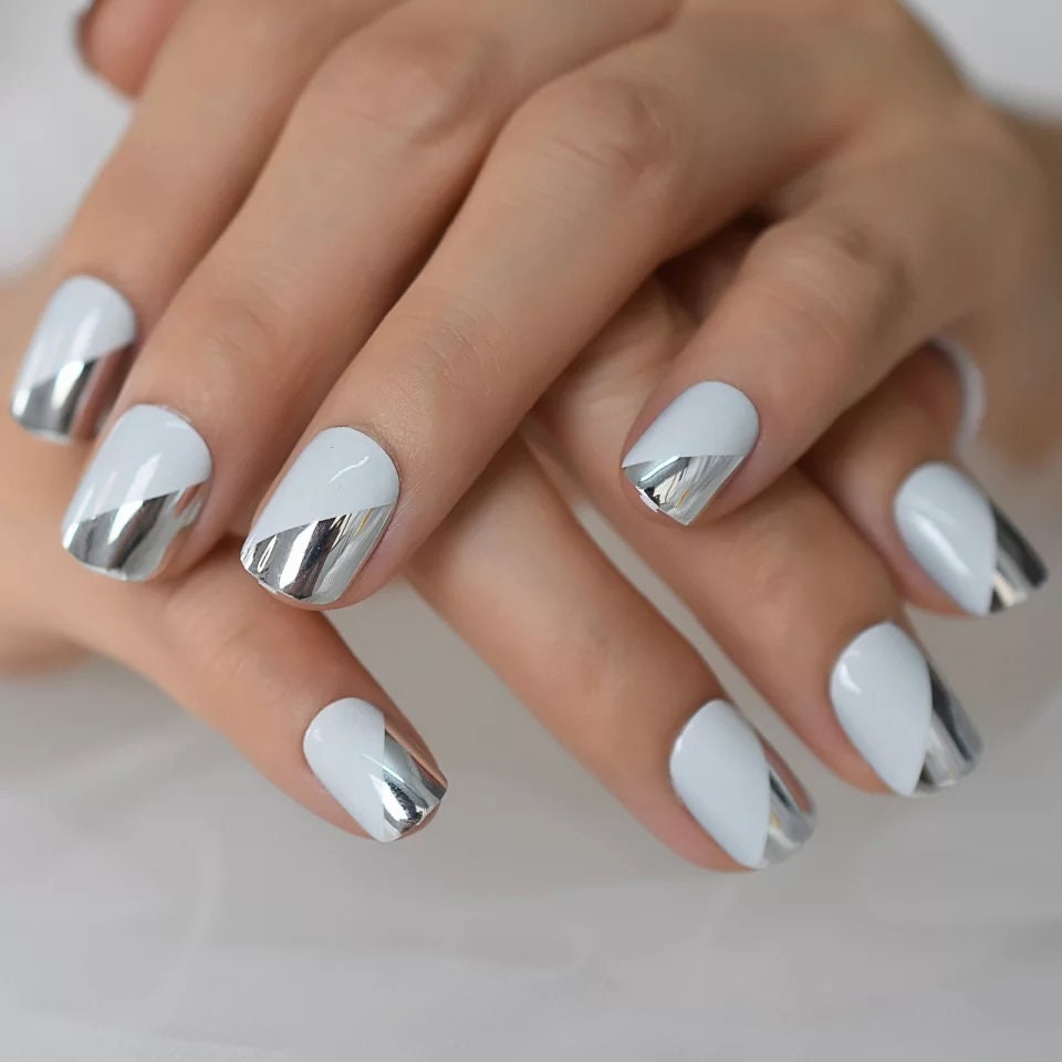 24PCS Silver Chrome White Short Press On Nails – Shiny Metallic Mirror Finish with Unique Multicolor Gray Design surethings