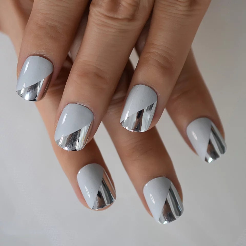 24PCS Silver Chrome White Short Press On Nails – Shiny Metallic Mirror Finish with Unique Multicolor Gray Design surethings