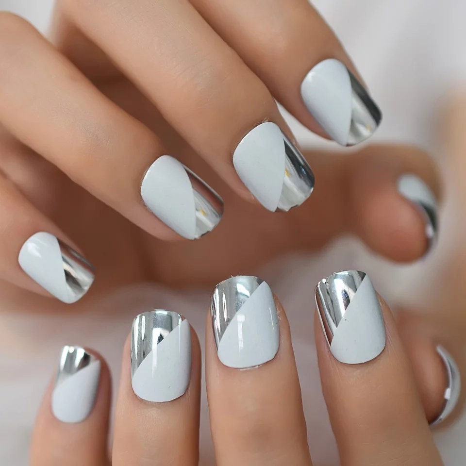 24PCS Silver Chrome White Short Press On Nails – Shiny Metallic Mirror Finish with Unique Multicolor Gray Design surethings