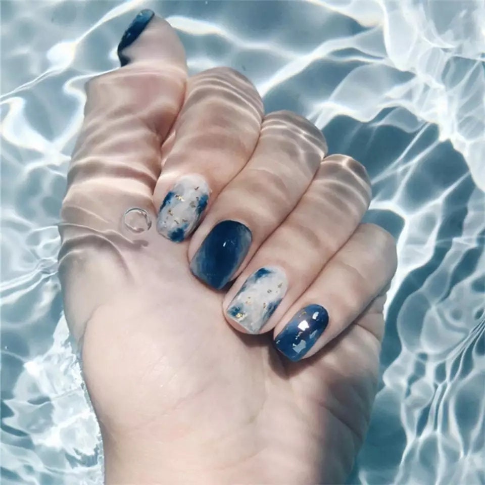 24 water color blue geode natural pour Short Press On Nails kit glue on art stone quartz liquid