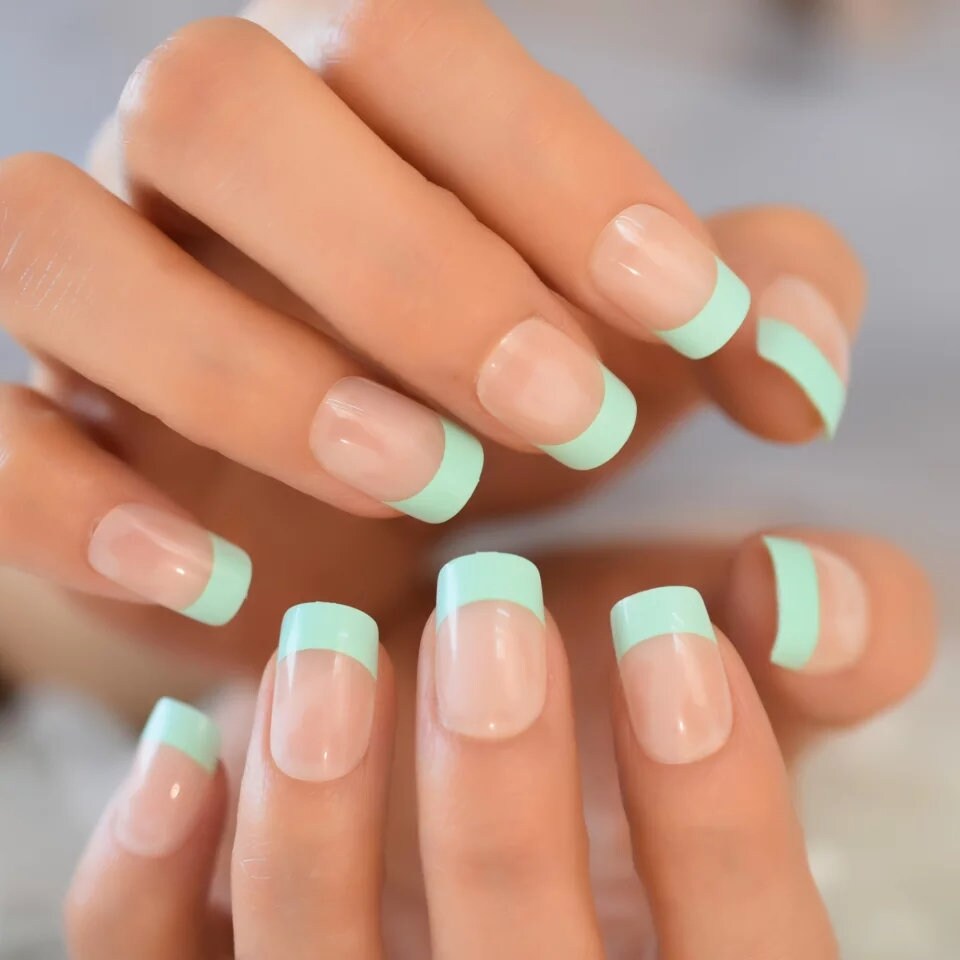Short press on nails in mint green French tip design, nude pastel glue-on manicure – 24 pcs surethings