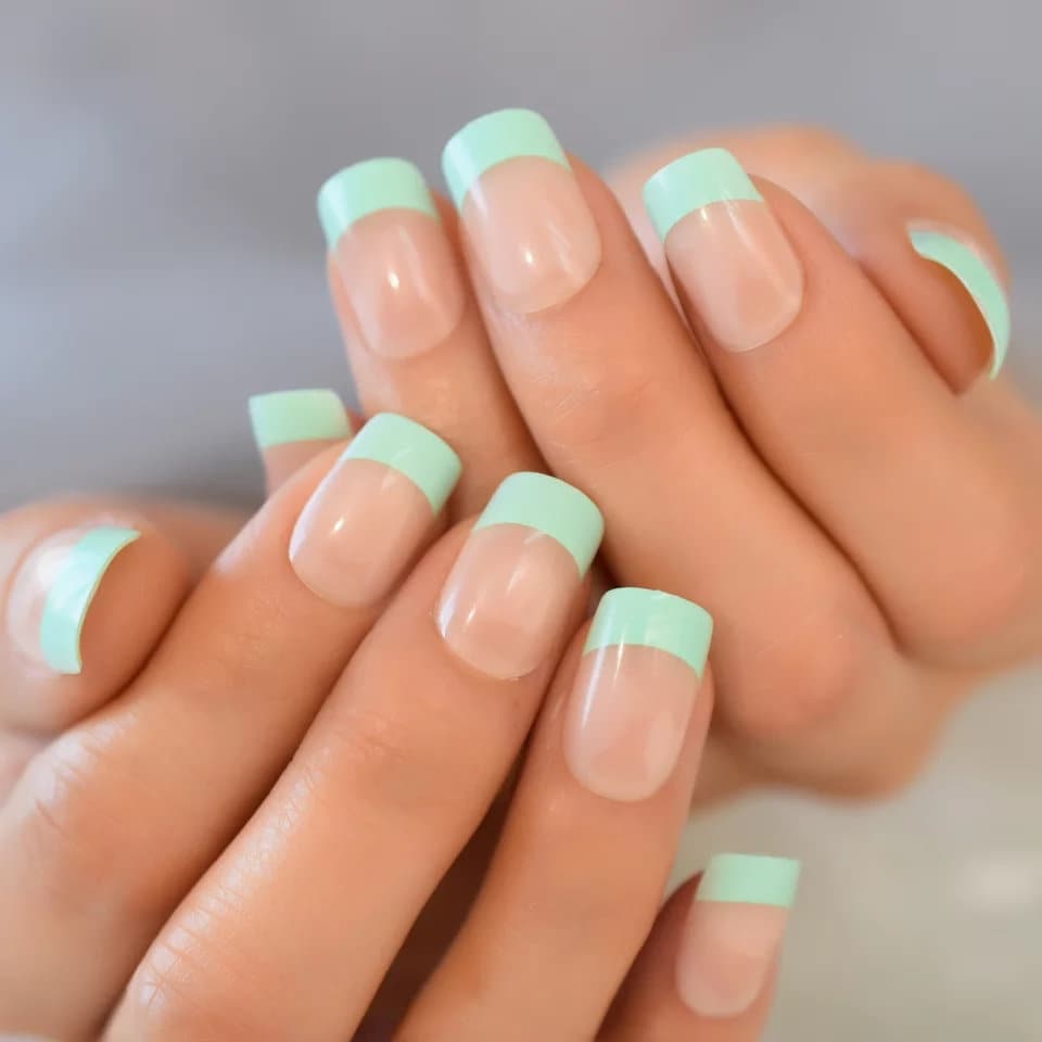 Short press on nails in mint green French tip design, nude pastel glue-on manicure – 24 pcs surethings