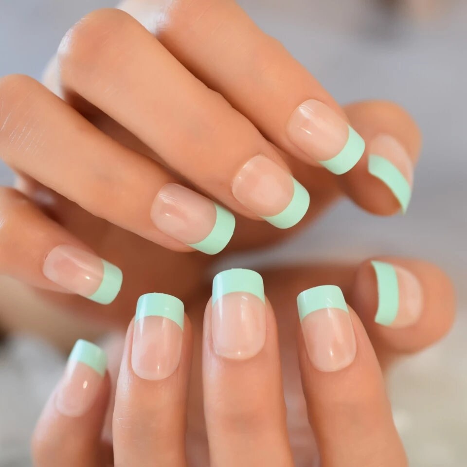 Short press on nails in mint green French tip design, nude pastel glue-on manicure – 24 pcs surethings