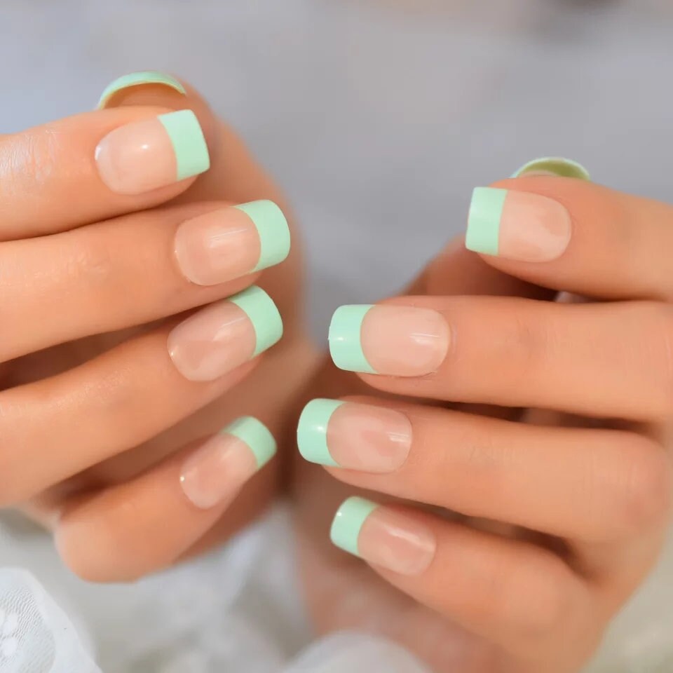 Short press on nails in mint green French tip design, nude pastel glue-on manicure – 24 pcs surethings