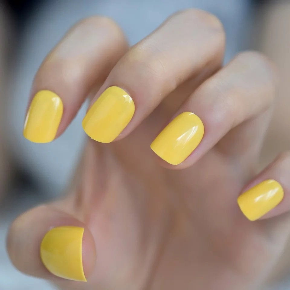 24 Sunny Yellow Short press on Nails Glue on glossy square bright cheery spring sunflower