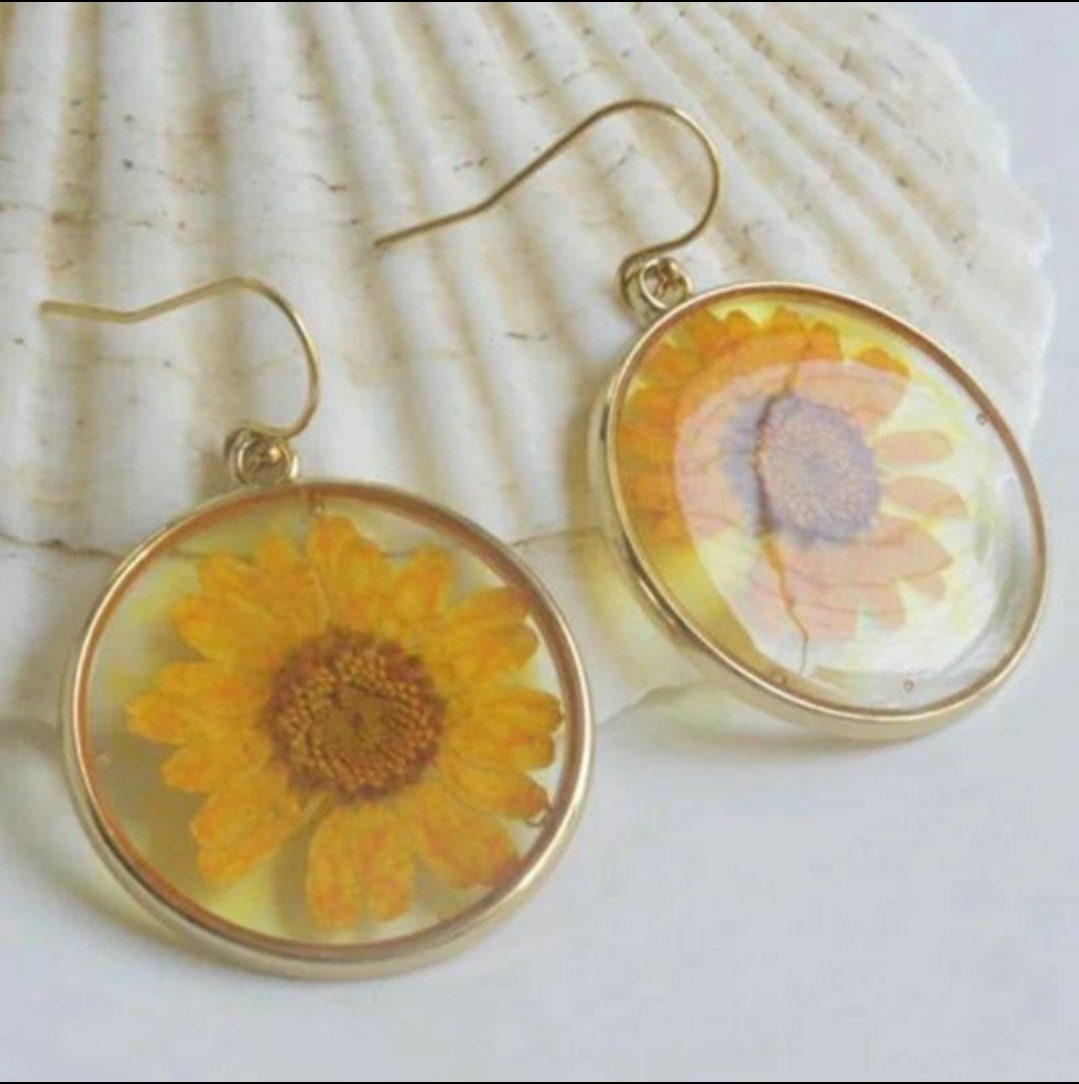 Real dried pressed Flower Earrings white or yellow Daisy Sunflower Dangle Drop clear glass resin cottage core Jewelry