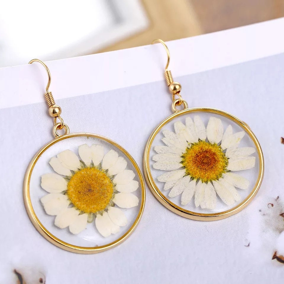 Real dried pressed Flower Earrings white or yellow Daisy Sunflower Dangle Drop clear glass resin cottage core Jewelry